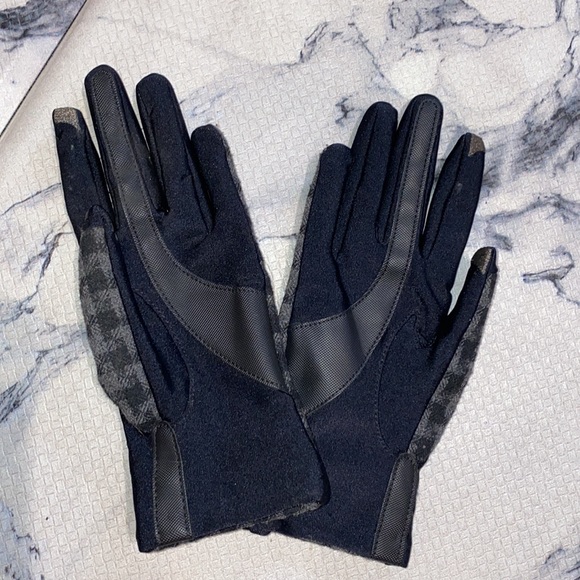 Womens Isotoner lined tech gloves! Beautiful Black/Gray Check🔥Like New🔥MED/LG - Picture 2 of 9